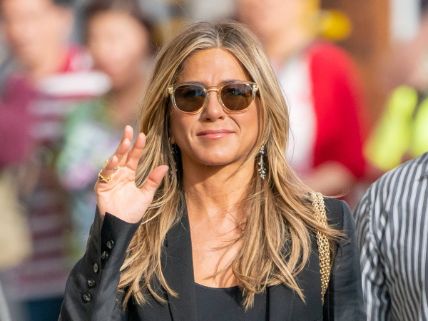 Jennifer Aniston defends her decision to cut off ties with unvaccinated people.